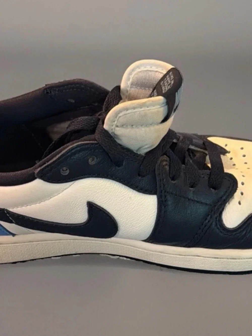 Nike Air Jordan 1 Retro OG Low Obsidian UNC Men’s Size 9.5 Model CZ0790-400 Used